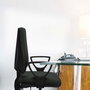 Silla de oficina Elche con mecanismo Asincro tapizada con Tela color Granate. Equipada con Base piramidal negra, Brazos fijos y Ruedas 65mm nailon