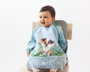 KioKids Babero Impermeable con Mangas y Bolsillo Recogemigas - Colección Lovely Friends - Azul - Bebé +4 Meses