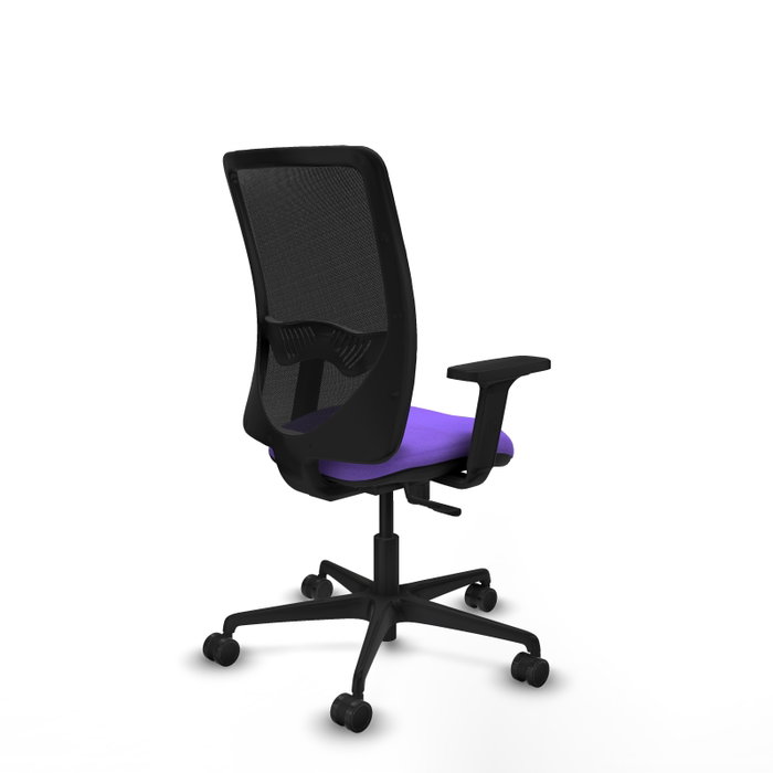 Silla de oficina Zulema con mecanismo Sincro tapizada con Tela color Lila y malla color Negro. Equipada con lumbar 1D, Brazos 2D y Ruedas 65mm nailon