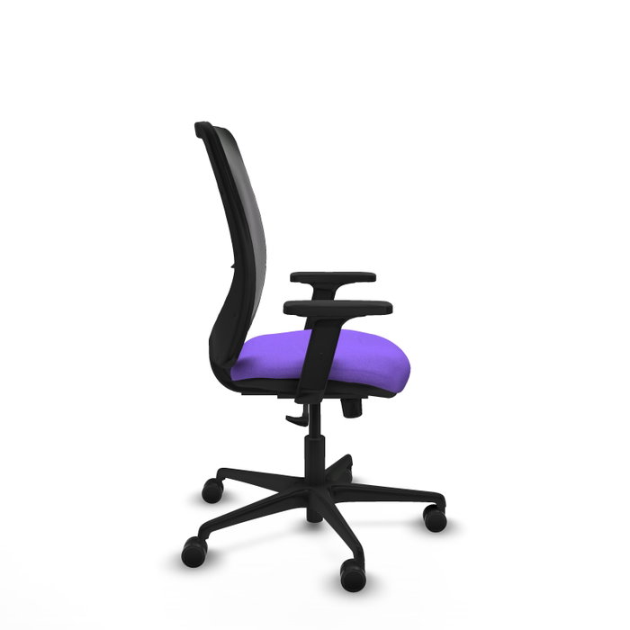 Silla de oficina Zulema con mecanismo Sincro tapizada con Tela color Lila y malla color Negro. Equipada con lumbar 1D, Brazos 2D y Ruedas 65mm nailon