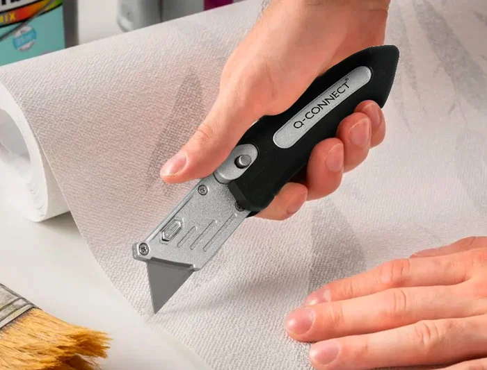 Q-connect XD-925 Cuter Metálico Ancho Plegable con Mango Antideslizante Cuchilla 19 mm Blister 1 Unidad