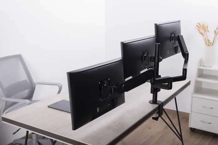 Gembird MA-DA3-01 Soporte para 3 Monitores Ajustable Negro