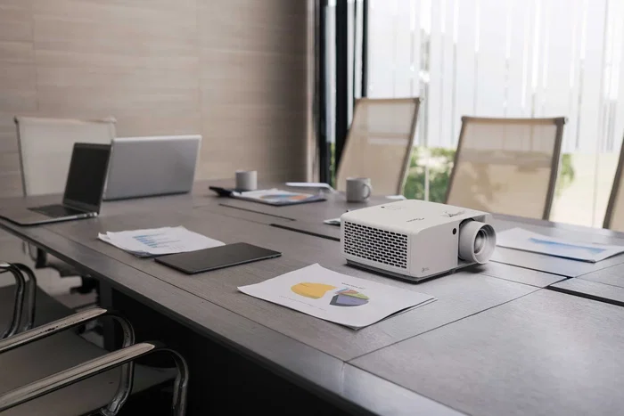 Optoma Zk551 Proyector Láser 4K 5100 Lúmenes Blanco con Altavoces, WiFi, HDMI y Ethernet