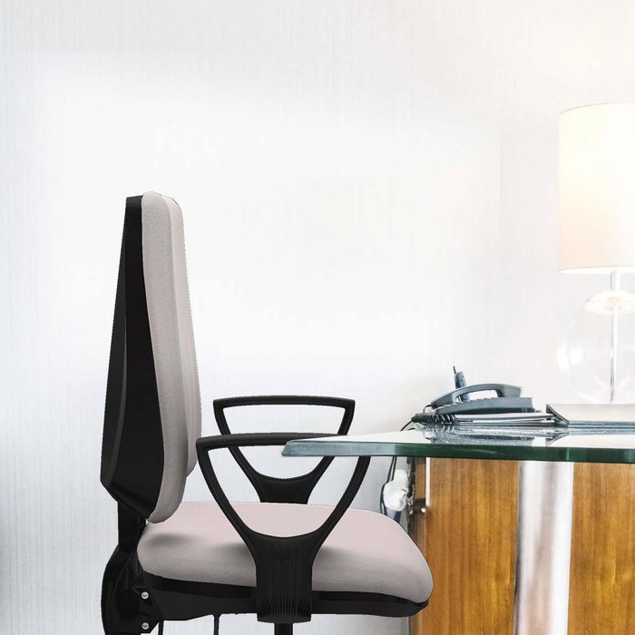 Silla de oficina Elche con mecanismo Asincro tapizada con Similpiel color Gris. Equipada con Base piramidal negra, Brazos fijos y Ruedas 65mm nailon