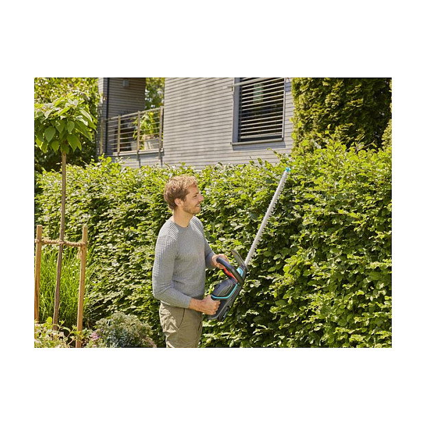 GARDENA ComfortCut 60 Akku-Heckenschere 18V-P4A, tijera de podar eléctrica a batería 18V, hoja doble de 60 cm, color negro azul naranja, vibración 1.5 m/s2, 84 dB, 3.1 kg