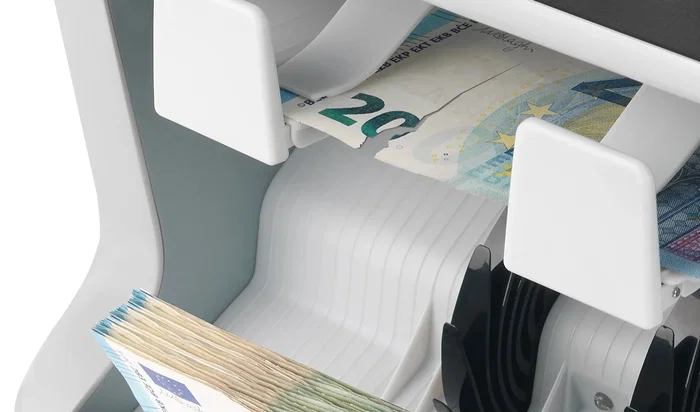 Safescan 2995-SX Contador de Billetes con Detección de Falsificaciones UV/MG/IR/MT, Velocidad 1200/min, Reconocimiento Múltiples Monedas (EUR, USD, etc.), Color Negro y Blanco Safescan 2995-SX Contador de Billetes con Detección de Falsificaciones UV/MG/IR/MT, Velocidad 1200/min, Reconocimiento Múltiples Monedas (EUR, USD, etc.), Color Negro y Blanco