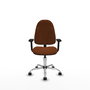 Silla de oficina Algarra con mecanismo Contacto permanente básico tapizada con Similpiel color Marrón. Equipada con Base cromada, Brazos 2D y Ruedas de nailon 50 mm
