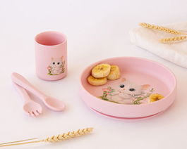 KioKids Set Vajilla Rosa de Silicona con Ventosa para Bebé, 4 Piezas, Plato Tenedor Cuchara y Vaso, Colección Lovely Friends, Edad +6 Meses