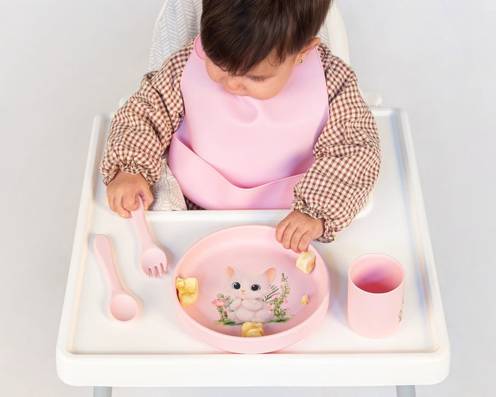 KioKids Set Vajilla Rosa de Silicona con Ventosa para Bebé, 4 Piezas, Plato Tenedor Cuchara y Vaso, Colección Lovely Friends, Edad +6 Meses