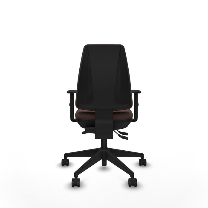 Silla de oficina Elche con mecanismo Asincro tapizada con Similpiel color Marrón oscuro. Equipada con Base piramidal negra, Brazos 1D y Ruedas 65mm nailon