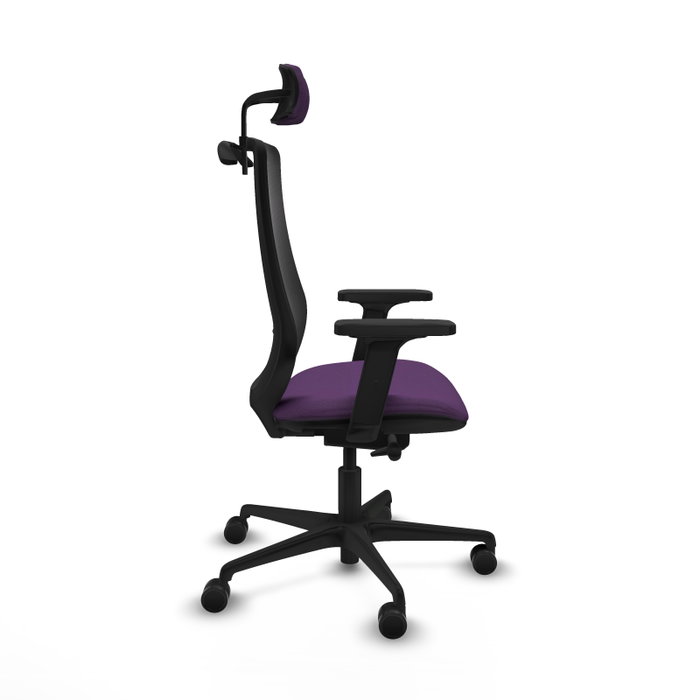 Silla de oficina Mardos con mecanismo Sincro/Traslack tapizada con Tela color Morado y malla color Negro. Equipada con lumbar 1D, Brazos 2D, Cabecero 2D y Ruedas 65mm nailon