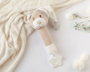 KioKids Sonajero Cricri Osito Con Gorro Y Mordedor Dolci Amici Beige