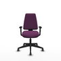 Silla de oficina Elche con mecanismo Asincro tapizada con Similpiel color Morado. Equipada con Base piramidal negra, Brazos 1D y Ruedas 65 mm parqué