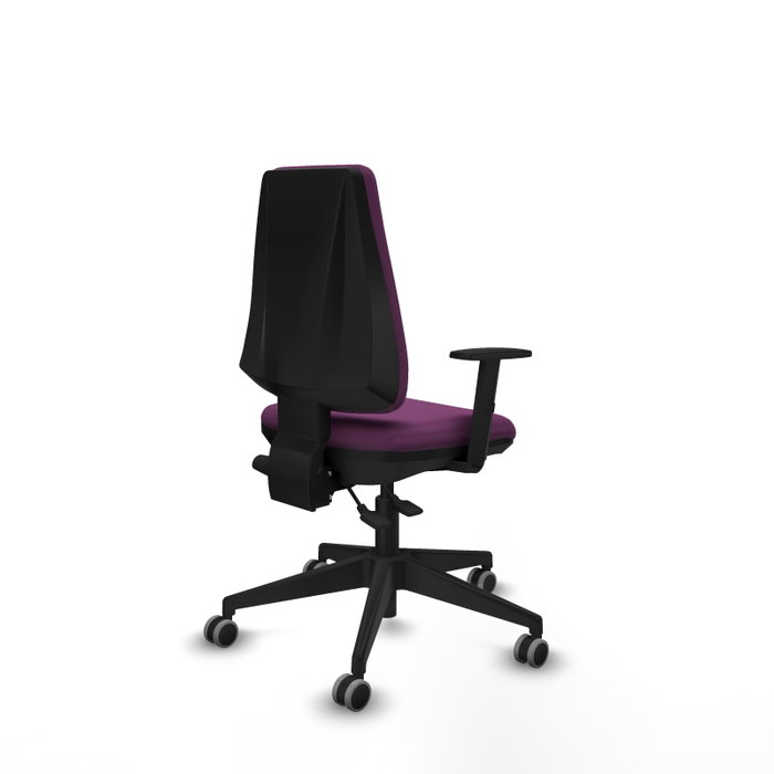 Silla de oficina Elche con mecanismo Asincro tapizada con Similpiel color Morado. Equipada con Base piramidal negra, Brazos 1D y Ruedas 65 mm parqué