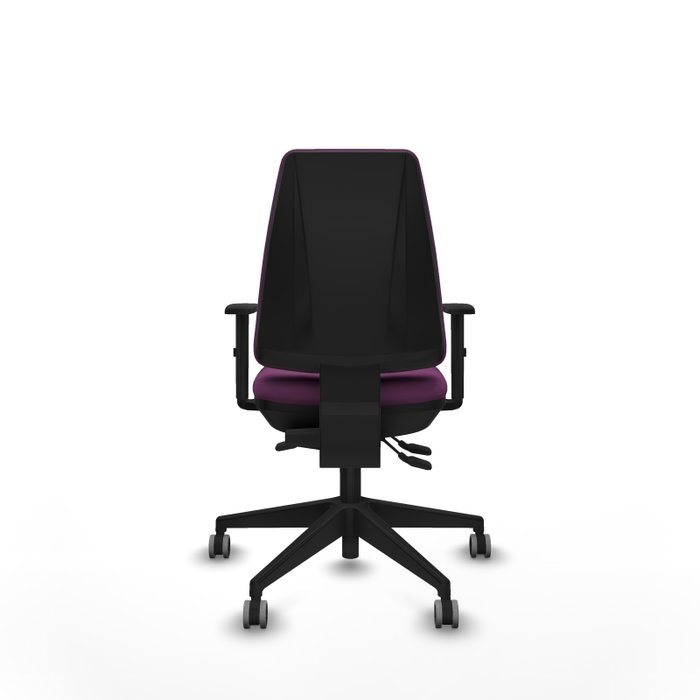 Silla de oficina Elche con mecanismo Asincro tapizada con Similpiel color Morado. Equipada con Base piramidal negra, Brazos 1D y Ruedas 65 mm parqué