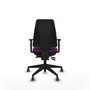 Silla de oficina Elche con mecanismo Asincro tapizada con Similpiel color Morado. Equipada con Base piramidal negra, Brazos 1D y Ruedas 65 mm parqué