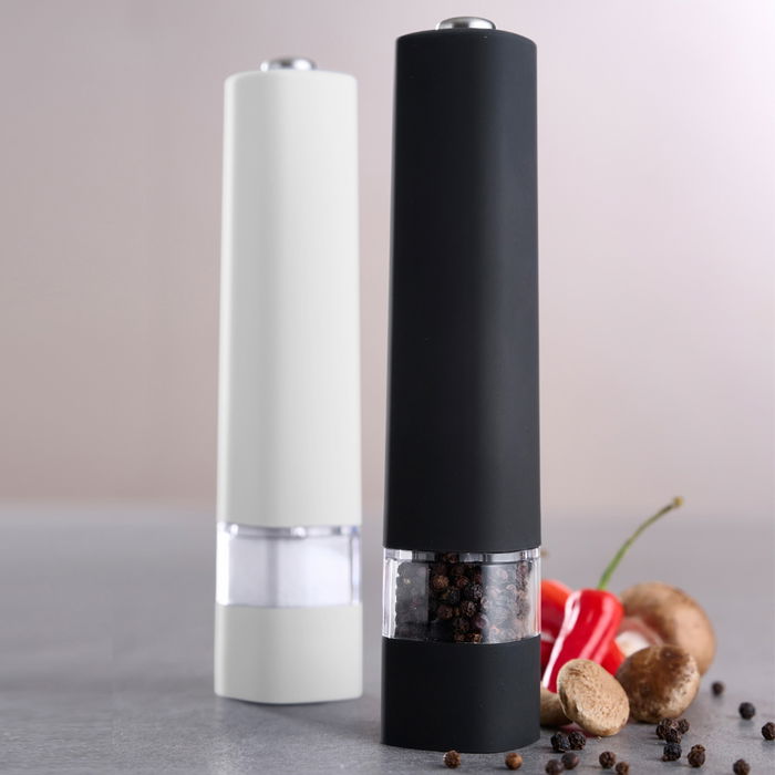 Day Juego de 2 Molinillos Eléctricos Sal/Pimienta Blancos y Negros con Pulsador Superior Day Juego de 2 Molinillos Eléctricos Sal/Pimienta Blancos y Negros con Pulsador Superior