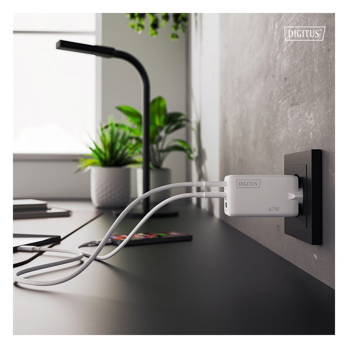 Digitus Cargador USB GaN 67W con 2 Puertos USB-C y 1 USB-A, Carga Rápida, Interior, Blanco, Máximo 3 Dispositivos