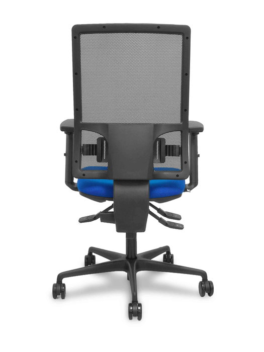 Silla de oficina Bormate con mecanismo Asincro tapizada con Tela color Azul y malla color Negro. Equipada con lumbar 1D, Brazos 2D y Ruedas 65mm nailon