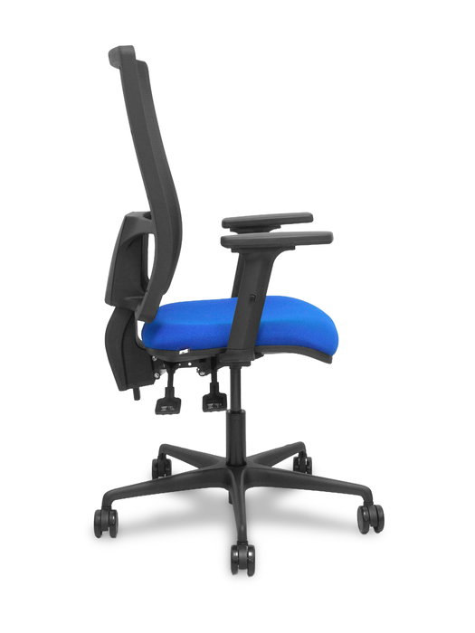 Silla de oficina Bormate con mecanismo Asincro tapizada con Tela color Azul y malla color Negro. Equipada con lumbar 1D, Brazos 2D y Ruedas 65mm nailon