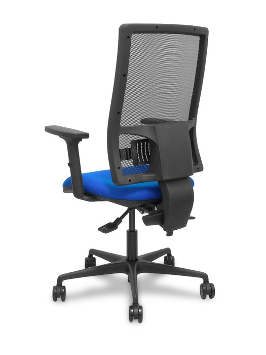 Silla de oficina Bormate con mecanismo Asincro tapizada con Tela color Azul y malla color Negro. Equipada con lumbar 1D, Brazos 2D y Ruedas 65mm nailon