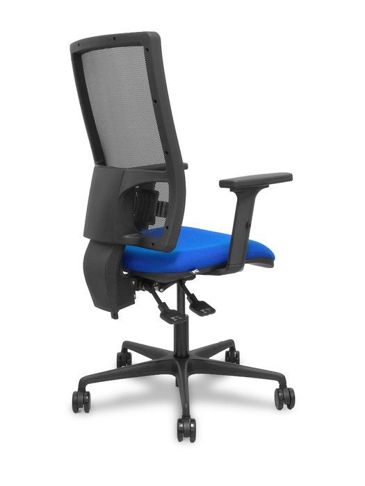 Silla de oficina Bormate con mecanismo Asincro tapizada con Tela color Azul y malla color Negro. Equipada con lumbar 1D, Brazos 2D y Ruedas 65mm nailon