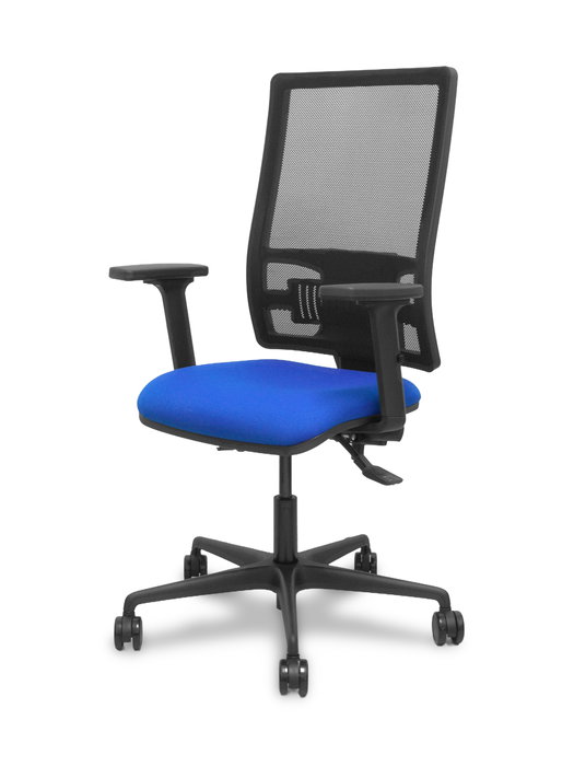 Silla de oficina Bormate con mecanismo Asincro tapizada con Tela color Azul y malla color Negro. Equipada con lumbar 1D, Brazos 2D y Ruedas 65mm nailon