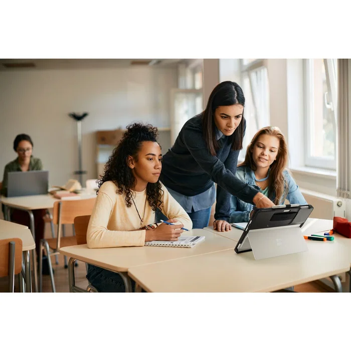 Kensington BlackBelt EQ Funda Antigolpes Militar para Microsoft Surface Pro 13" (9, 10, 11th) - Negro, Blanco