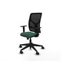 Silla de oficina Motilla con mecanismo Sincro tapizada con Tela color Verde botella y malla color negra. Equipada con lumbar 1D, Brazos 1D y Ruedas 65mm nailon
