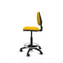 Taburete Isso con mecanismo Contacto permanente básico tapizada con Tela color Amarillo. Equipado con Base poliamida negra, Sin brazos y Ruedas de nailon 50 mm