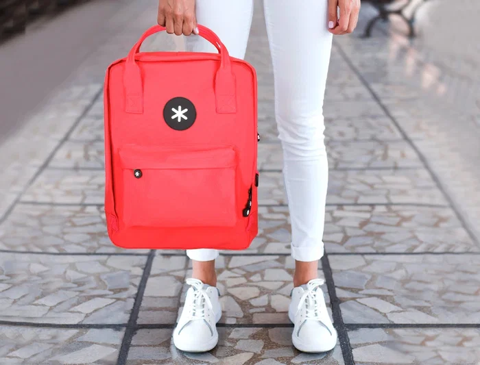 Antartik Mochila Cubo 2 asas y bolsillos exteriores color Rojo 300x115x390 mm para uso diario y escolar