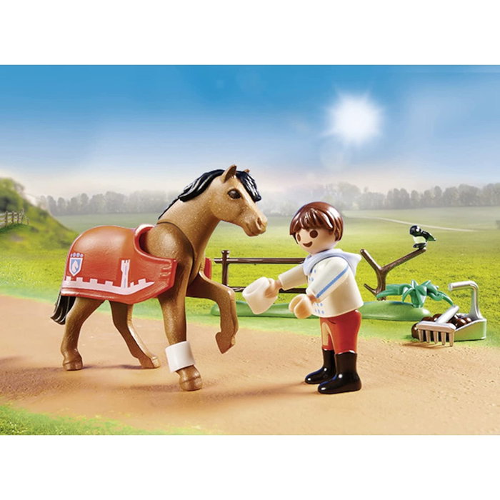 Playmobil Coleccionable Pony Connemara con Accesorios: Manta, Valla, Casco, Cubo, Rastrillo y Más para Juego Diario