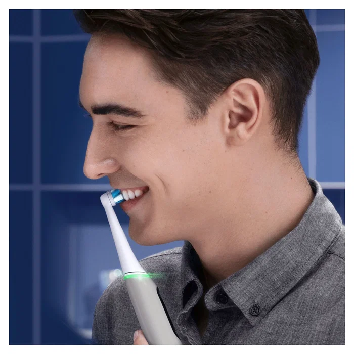 Oral-B Cepillo Dental Eléctrico iO Series 6S Gris Opal con 5 Modos, Sensor de Presión y APP, Temporizador 2 Min, Incluye 2 Cabezales y Maletín de Viaje
