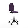 Taburete Aýna con mecanismo Contacto permanente básico tapizada con Tela color Morado. Equipado con Base poliamida negra, Sin brazos y Ruedas de parqué