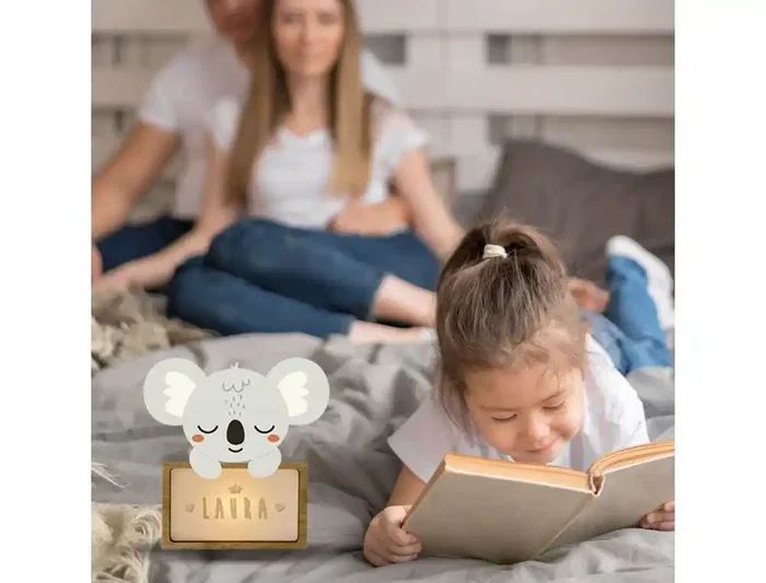 Wondee Lámpara Infantil Personalizable Little Koala Oso Perezoso Madera Sostenible Luz Nocturna Quit Miedos Regalo Bebé