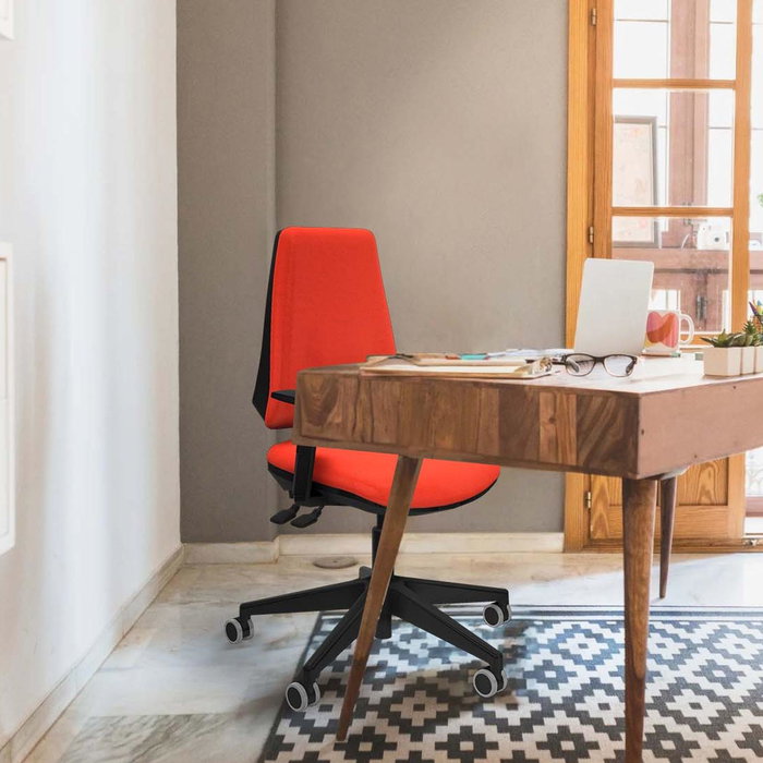 Silla de oficina Elche con mecanismo Asincro tapizada con Tela color Verde petróleo. Equipada con Base piramidal negra, Brazos 1D y Ruedas 65 mm parqué Silla de oficina Elche con mecanismo Asincro tapizada con Tela color Verde petróleo. Equipada con Base piramidal negra, Brazos 1D y Ruedas 65 mm parqué