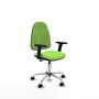 Silla de oficina Algarra con mecanismo Contacto permanente básico tapizada con Tela color Pistacho. Equipada con Base cromada, Brazos 2D y Ruedas de nailon 50 mm