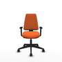 Silla de oficina Elche con mecanismo Contacto permanente básico tapizada con Tela color Naranja. Equipada con Base piramidal negra, Brazos 1D y Ruedas 65mm nailon