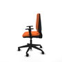 Silla de oficina Elche con mecanismo Contacto permanente básico tapizada con Tela color Naranja. Equipada con Base piramidal negra, Brazos 1D y Ruedas 65mm nailon