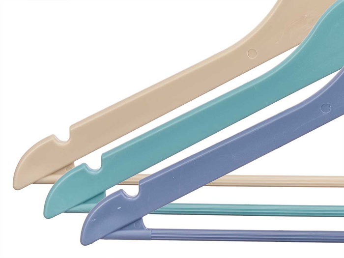 Kipit Set 3 Perchas de Plástico en 3 Colores Surtidos, 42.5x22.5x3 cm (Set de 24)