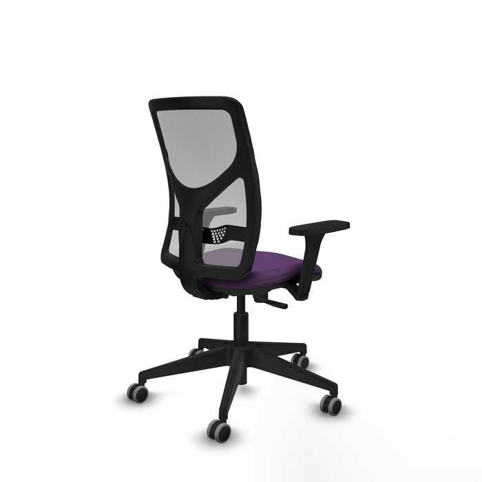 Silla de oficina Motilla con mecanismo Sincro tapizada con Tela color Morado y malla color Gris. Equipada con lumbar 1D, Brazos 3D y Ruedas 65 mm parqué