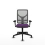 Silla de oficina Motilla con mecanismo Sincro tapizada con Tela color Morado y malla color Gris. Equipada con lumbar 1D, Brazos 3D y Ruedas 65 mm parqué
