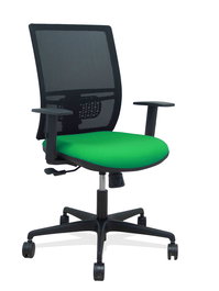 Silla de oficina Yunquera con mecanismo Sincro tapizada con Tela color Verde y malla color Negro. Equipada con lumbar 1D, Brazos 1D y Ruedas 65mm nailon