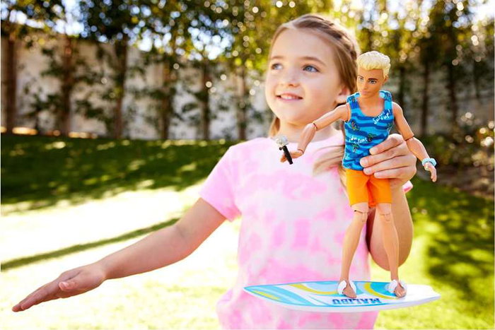 Mattel Muñeco Ken Surf. Juguete para Niños y Niñas a partir de 3 Años. No Requiere Pilas.