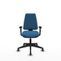 Silla de oficina Elche con mecanismo Asincro tapizada con Similpiel color Azul claro. Equipada con Base piramidal negra, Brazos 1D y Ruedas 65 mm parqué