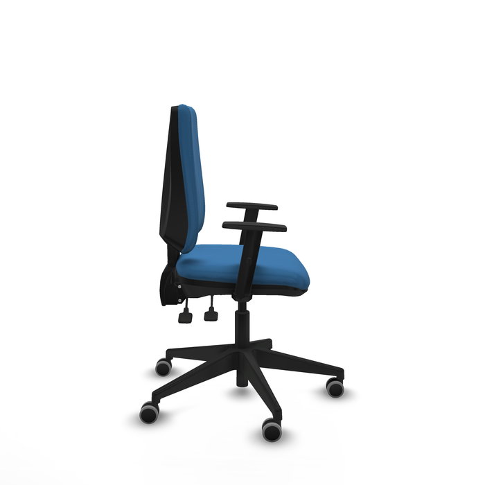 Silla de oficina Elche con mecanismo Asincro tapizada con Similpiel color Azul claro. Equipada con Base piramidal negra, Brazos 1D y Ruedas 65 mm parqué