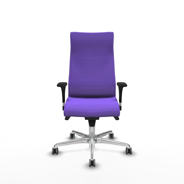 Sillón Albacete con mecanismo Sincro tapizada con Tela color Lila. Equipado con Base aluminio, Brazos 1D y Ruedas 65 mm parqué