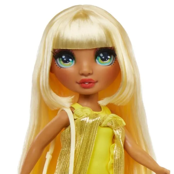Rainbow High Muñeca de Moda Articulada 27 cm Sunny (Amarillo) con Bañador y Pareo, Juguete para Niñas a partir de 4 Años