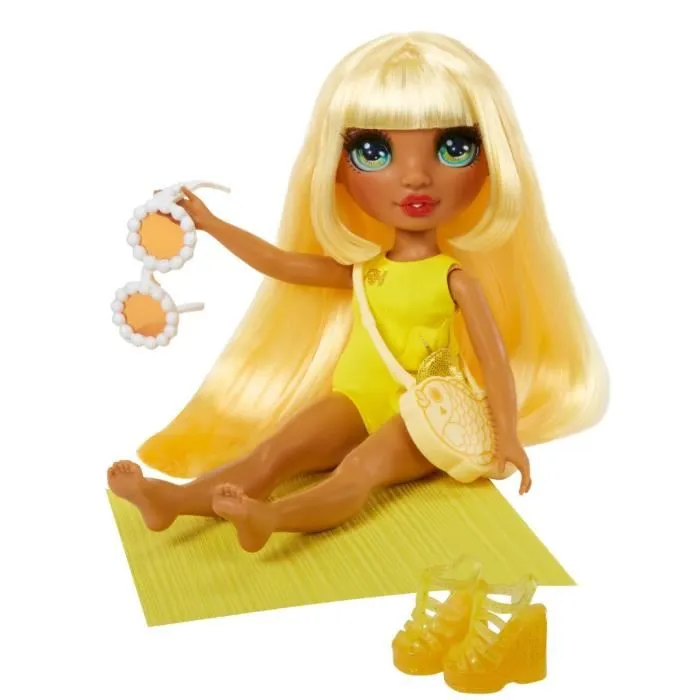 Rainbow High Muñeca de Moda Articulada 27 cm Sunny (Amarillo) con Bañador y Pareo, Juguete para Niñas a partir de 4 Años