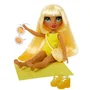 Rainbow High Muñeca de Moda Articulada 27 cm Sunny (Amarillo) con Bañador y Pareo, Juguete para Niñas a partir de 4 Años